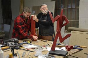 Státní svátek v minulém týdnu využil Jan Zemánek ke konečné kompletaci svých Běžců podle zmenšených modelů.
FOTO: DAVID MACHÁČEK
