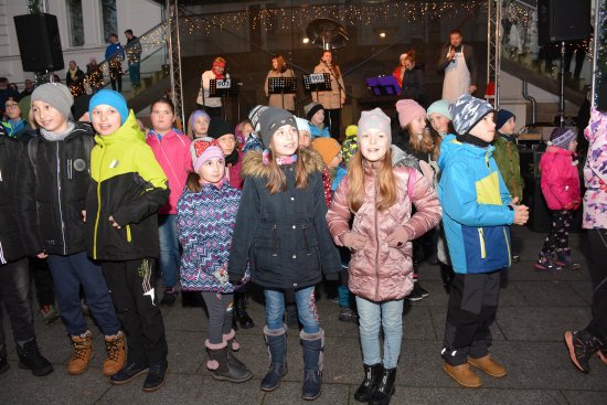 V neděli 27. listopadu Kopřivnice v sadu E. Beneše slavnostně zahájila advent a místní děti zpěvem koledy Pásli ovce valaši rozsvítily vánoční strom i světelnou výzdobu v ulicích města.
FOTO: DAVID MACHÁČEK