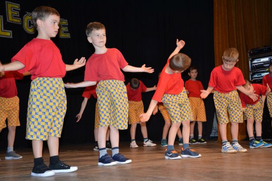 Školní akademie sv. Zdislavy zahájila oslavy 30. výročí, které by měly vyvrcholit v květnu vydáním almanachu.
FOTO: DANA HOĎÁKOVÁ