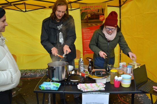 Jednu z polévek vařili na akci v komunitním centru Pětka i pracovníci kopřivnické pobočky Armády spásy, a to indickou.
FOTO: DANA HOĎÁKOVÁ