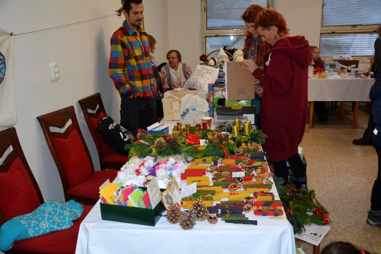 Třiadvacet prodejců nabízelo své zboží na Vlčovjanském rukodělném jarmarku, který se konal uplynulou sobotu.
FOTO: DANA HOĎÁKOVÁ