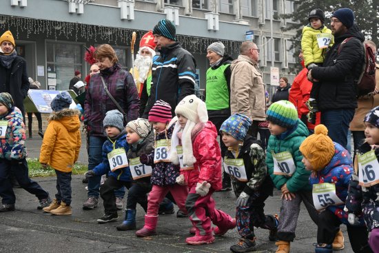 Po dvouleté pauze vynucené covidem se v sobotu 3. prosince opět děti sešly na Mikulášském běhu před radnicí.
FOTO: MAREK HAVRAN