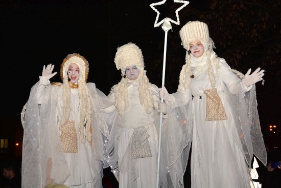 Zpestřením pondělní Mikulášské jízdy bylo představení Andělské poselství v podání andělů na chůdách ze skupiny Cirkus trochu jinak. Po jejich vystoupení se pak děti dočkaly příjezdu Mikuláše a jeho družiny.
FOTO: DAVID MACHÁČEK