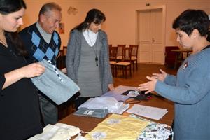 Součástí přednášky Zero Waste aneb Jak na domácnosti bez odpadů byl i miniworkshop se Zuzanou Přívětivou, jak šít nekonečné látkové pytlíky.
FOTO: DANA HOĎÁKOVÁ