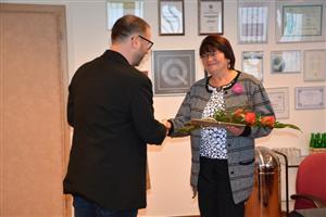 V listopadu předal místostarosta David Monsport Boženě Klimecké poděkování za její dlouholetou záslužnou činnost ve vedení pionýrské organizace.
FOTO: DANA HOĎÁKOVÁ