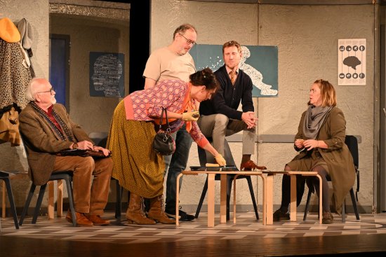 Bláznivou francouzskou komedii Tik Tik o nepravděpodobném setkání šestice lidí v čekárně u psychiatra uvedlo v pondělí 28. listopadu v KDK pražské Divadlo Kalich.
FOTO: DAVID MACHÁČEK