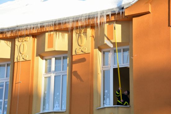 Se sněhem a ledem v uplynulém týdnu bojovali nejen pracovníci Slumeka, ale také místní profesionální i dobrovolní hasiči.
FOTO: DAVID MACHÁČEK
