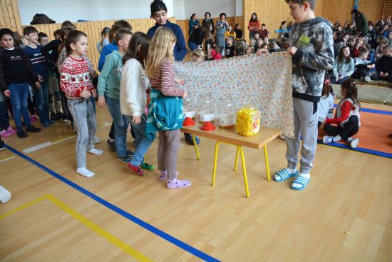 Žáci ZŠ Alšova hlasují o svých školních Ko-projektech. Největší podporu získalo vybudování odpočinkového klubu.
FOTO: DAVID MACHÁČEK
