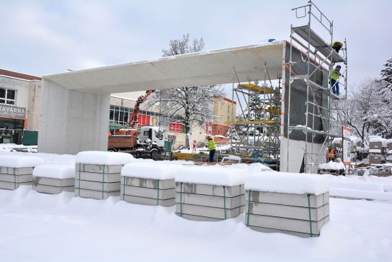 V úterý 13. prosince proběhla demontáž bednění a lešení budoucí Lašské brány. Hlavní práce na dominantě centra města tak byly ukončeny. Aktuálně práce na revitalizaci centra Kopřivnice stojí kvůli klimatickým podmínkám.
FOTO: D
