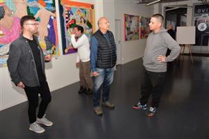 Tomáš Junker alias Pauser (na snímku vpravo) diskutuje s návštěvníky kopřivnické galerie TOKIVO o dílech, která zde vystavuje až do konce ledna.
FOTO: DAVID MACHÁČEK
