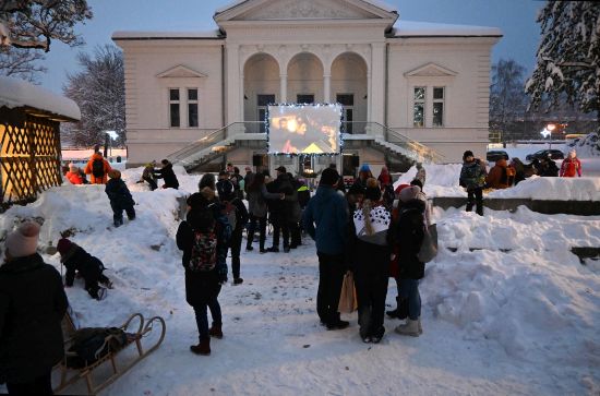 Premiérová Kinočka měla díky sněhové nadílce tu pravou vánoční atmosféru. Venkovní projekce osmi vybraných českých filmů si před Ringhofferovou vilou od čtvrtka do neděle užily stovky lidí. 
FOTO: DAVID MACHÁČEK
