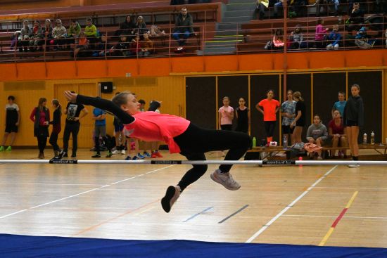 Celkem 105 mladých  skokanek a skokanů z kopřivnických základních škol se účastnilo 8. ročníku Memoriálu Otakara Michálka.
FOTO: MAREK HAVRAN
