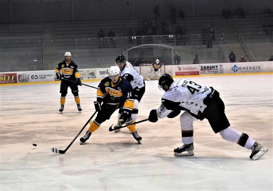 Hokejisté Kopřivnice šli v 5. minutě do vedení brankou Adama Urbana (v tmavším dresu s pukem, vzadu obránce Miroslav Marek). Nakonec brali domácí jen bod.
FOTO: MAREK HAVRAN