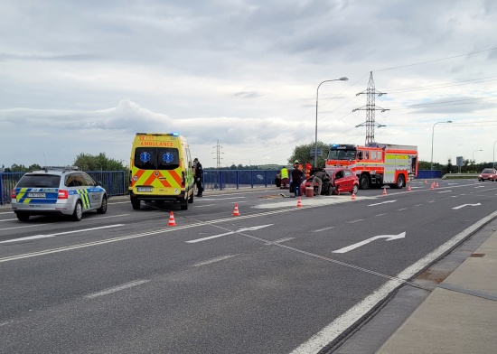 V červenci vyjížděli dobrovolní hasiči k dopravní nehodě, kdy osobní auto narazilo do zábradlí, které spadlo na koleje, do něhož následně narazil projíždějící vlak.
FOTO: DJSDH KOPŘIVNICE