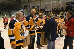 Před utkáním s Vyškovem bylo oceněno celkem devět legend klubu, na snímku zleva Ivo Milich, Libor Pivko a Václav Varaďa. 
FOTO: MAREK HAVRAN