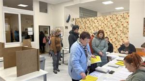 V některých volebních okrscích se před zahájením hlasování tvořily fronty. Volební účast byla nejvyšší v historii prezidentské volby a zároveň nejvyšší v jakýchkoliv volbách od roku 1998.
FOTO: KATEŘINA HOLUBOVÁ