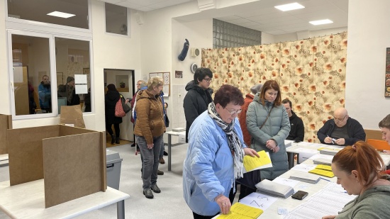 V některých volebních okrscích se před zahájením hlasování tvořily fronty. Volební účast byla nejvyšší v historii prezidentské volby a zároveň nejvyšší v jakýchkoliv volbách od roku 1998.
FOTO: KATEŘINA HOLUBOVÁ