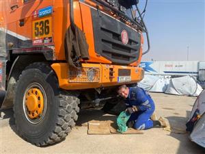 Tomáš Tomeček v Saúdské Arábii zvládl spoustu ošemetných situací, se svými týmovými kolegy se staral o 26 klientů a také musel občas pod svou Tatru 815.
FOTO: TOM RACING