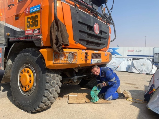 Tomáš Tomeček v Saúdské Arábii zvládl spoustu ošemetných situací, se svými týmovými kolegy se staral o 26 klientů a také musel občas pod svou Tatru 815.
FOTO: TOM RACING