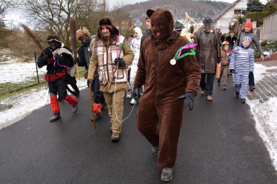 V početném masopustním průvodu nechyběl medvěd s medvědářem a další tradiční maškary.
FOTO: DAVID MACHÁČEK
