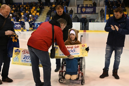 Manažer kopřivnického hokejové klubu Jaroslav Hrubý předává symbolický šek s výtěžkem z dražby dresů.
FOTO: MAREK HAVRAN