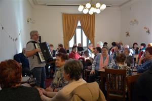 Před týdnem zcela zaplnili sál Vily Machů senioři, kteří si přišli zazpívat za doprovodu harmonikáře Lubomíra Piskoře. Pauzy mezi zpíváním vyplnili vyprávěním vtipů.
FOTO: D. HOĎÁKOVÁ