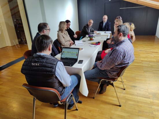 Přímo na půdě Lašského muzea proběhla koordinační schůzka, jejímž cílem bylo posunout projekt nové expozice kopřivnické keramiky blíž k realizaci.
FOTO: DAVID MACHÁČEK