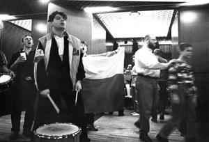 Velký sál kopřivnického kulturního domu se před 25 lety proměnil v arénu, kde lidé sledovali a následně i oslavovali triumf českých hokejistů v olympijském turnaji.
FOTO: TOMÁŠ KOSEK