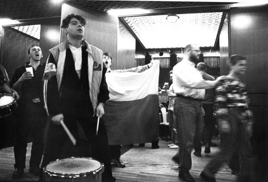 Velký sál kopřivnického kulturního domu se před 25 lety proměnil v arénu, kde lidé sledovali a následně i oslavovali triumf českých hokejistů v olympijském turnaji.
FOTO: TOMÁŠ KOSEK