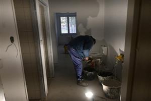 Stavební práce na úpravě prostor bývalé lékárny na ulici Francouzské zpět na byty mají být dokončeny do 20. března.
FOTO: DAVID MACHÁČEK