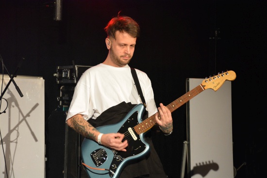 Filip Štrbavý si minulou sobotu užil tradiční koncertní oslavu svých narozenin na akci Devil Hates Sekacz také jako kytarista hostující kapely Crooked Nees.
FOTO: DAVID MACHÁČEK