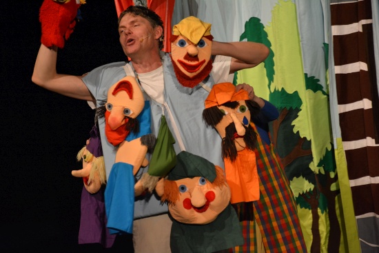 Kamil Koula z Divadla KK ztvárnil v pohádce O Sněhurce a sedmi trpaslících třináct vedlejších rolí včetně všech trpaslíků. Dětské publikum ji mohlo vidět v neděli v KDK.
FOTO: D. MACHÁČEK