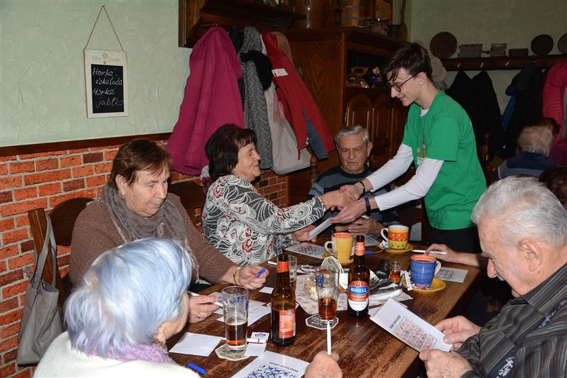 Po covidové pauze připravili členové dětského zastupitelstva zábavnou hru bingo pro seniory, kteří se před týdnem sešli v restauraci v Katolickém domě v Lubině. FOTO: DANA HOĎÁKOVÁ