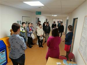 Osmáci ze Základní školy 17. listopadu během exkurze na zdejší radnici navštívili mimo jiné odbor sociálních věcí a zdravotnictví. FOTO: LUCIE MACHÁČKOVÁ