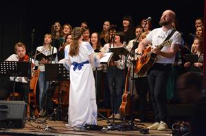 Nedělení charitativní koncert písničkáře Pavla Helana a česko-ukrajinského sboru Sonjašnyk v Katolickém domě se těšil obrovskému zájmu. Na nákup lékárniček, hygienických balíčků a ponožek pro Ukrajinu se vybralo 57 900 korun. FOTO: DAVID MACHÁČEK