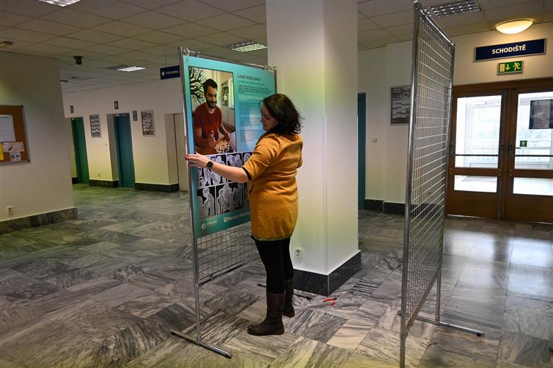 Až do konce měsíce se lidé, kteří přijdou na radnici, mohou seznámit s prací sociálních pracovníků. Putovní výstava přináší rozhovory s některými z nich. FOTO: DANA HOĎÁKOVÁ