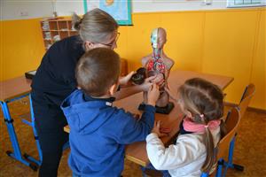 V rámci dne otevřených dveří v ZŠ sv. Zdislavy si příchozí mohli vyzkoušet například učební pomůcky, se kterými žáci školy pracují v rámci výuky. FOTO: DANA HOĎÁKOVÁ