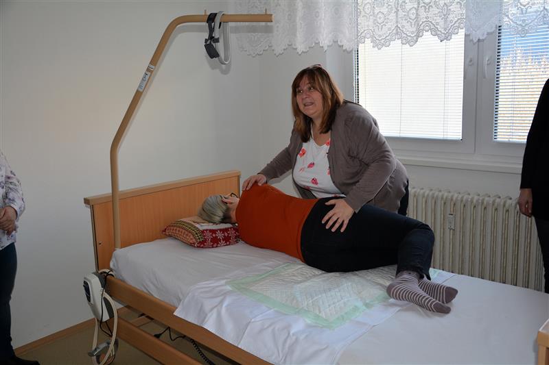 V edukační místnosti ve Středisku sociálních služeb na ulici České získají praktické zkušenosti i dovednosti pečovatelé z řad veřejnosti, kteří se starají o své blízké. FOTO: DANA HOĎÁKOVÁ