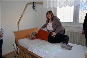 V edukační místnosti ve Středisku sociálních služeb na ulici České získají praktické zkušenosti i dovednosti pečovatelé z řad veřejnosti, kteří se starají o své blízké. FOTO: DANA HOĎÁKOVÁ