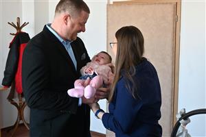 Starosta Adam Hanus minulý týden přivítal na radnici první malou občanku Kopřivnice letošního roku Nelu Mičkovou. FOTO: D. MACHÁČEK