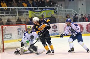 Hokejisté Kopřivnice  první zápas play-off prohráli. Na snímku z úvodního duelu je v tmavém dresu před brankářem Bobrů Sachrem útočník Michal Velecký.  FOTO: MAREK HAVRAN