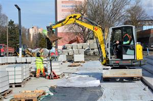 Práce na revitalizaci centra pokračují nejen pokládkou dlažby. V nejbližších týdnech budou probíhat také sadové úpravy a výsadba zeleně. Centrální část stavby by měla být dokončena do konce června. FOTO: DAVID MACHÁČEK