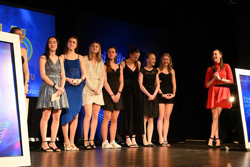 Jako první z oceněných kopřivnických zástupců na galavečeru ve Frenštátě nastoupily atletky AK EZ Kopřivnice. FOTO: MAREK HAVRAN