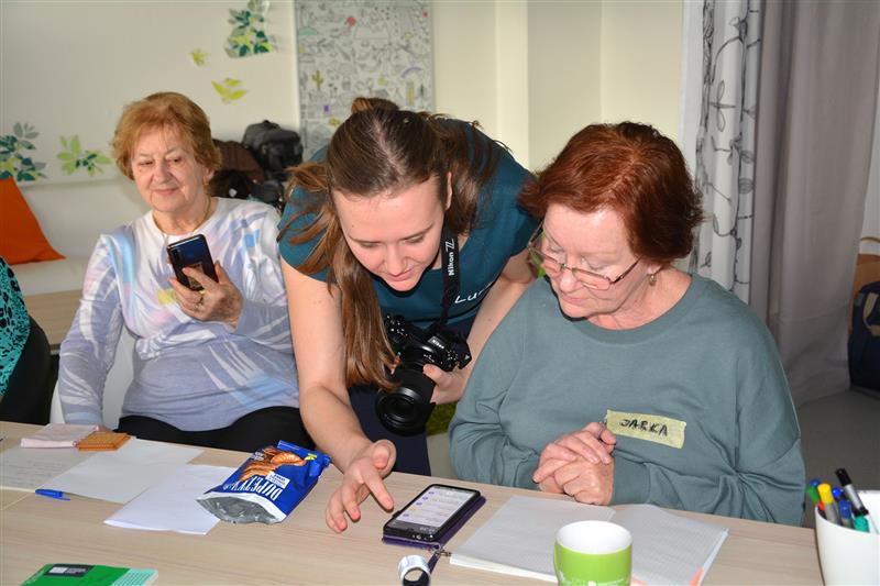 V kurzu DIGI Babi & Děda se senioři učí ovládat chytré mobily. Zájem byl tak velký, že souběžně probíhají dva kurzy. FOTO: DANA HOĎÁKOVÁ