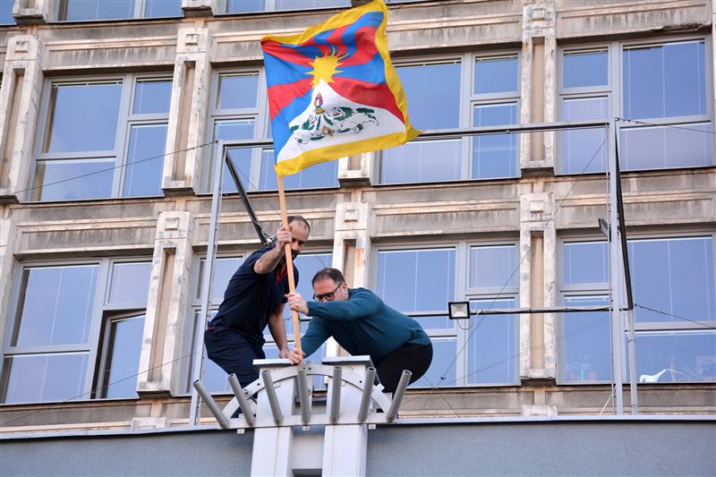 Tibetskou vlajku v pátek 10. března na budovu kopřivnické radnice osobně vyvěsili místostarostové Stanislav Šimíček a David Monsport. FOTO: DAVID MACHÁČEK