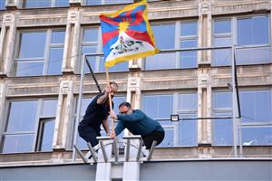 Tibetskou vlajku v pátek 10. března na budovu kopřivnické radnice osobně vyvěsili místostarostové Stanislav Šimíček a David Monsport. FOTO: DAVID MACHÁČEK