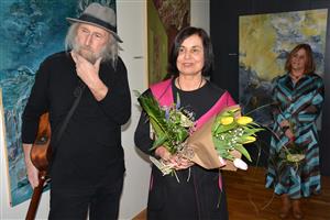 Malířka Danuše Markovová při vernisáži své kopřivnické výstavy, na které spolupracovala s kunsthistoričkou Gabrielou Pelikánovou (v pozadí). FOTO: D. MACHÁČEK