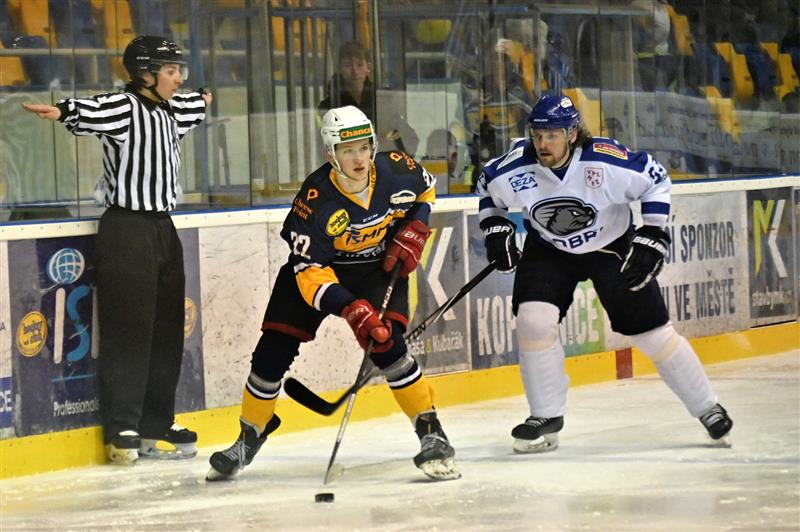 Hokejisté Kopřivnice (s pukem Jiří Brodek, vpravo hostující Ondřej Martiník) v tomto třetím utkání série doma Valašské Meziříčí porazili, ale sérii pro sebe získali Bobři. FOTO: MAREK HAVRAN