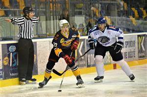 Hokejisté Kopřivnice (s pukem Jiří Brodek, vpravo hostující Ondřej Martiník) v tomto třetím utkání série doma Valašské Meziříčí porazili, ale sérii pro sebe získali Bobři. FOTO: MAREK HAVRAN