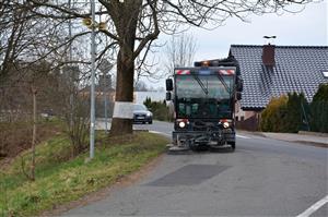 Začalo každoroční čištění komunikací, chodníků a parkovišť. Tento týden Slumeko uklízelo silnice, chodníky a cyklostezky v místních částech, příští týden se jeho pracovníci a technika přesunou do města. FOTO: KATEŘINA HOLUBOVÁ